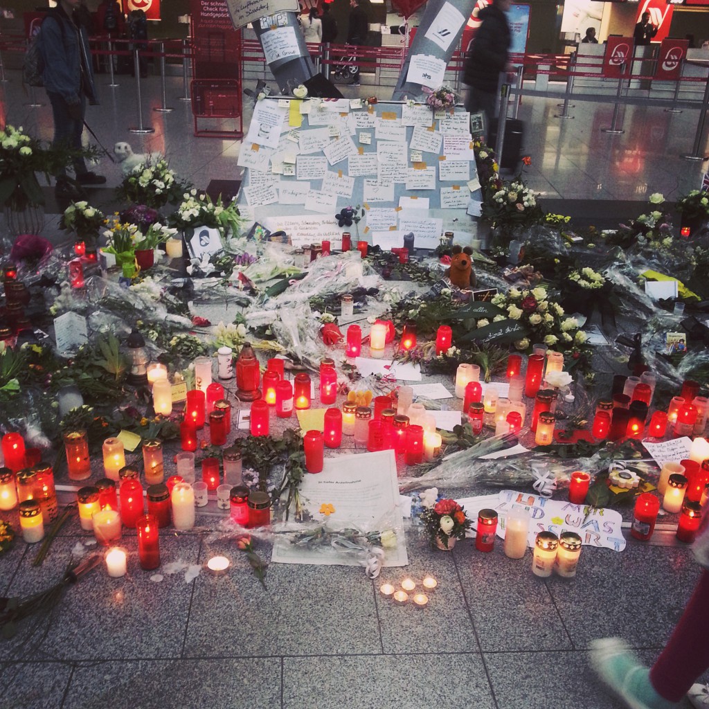 Gate B in Düsseldorf: Kerzen für Angehörige